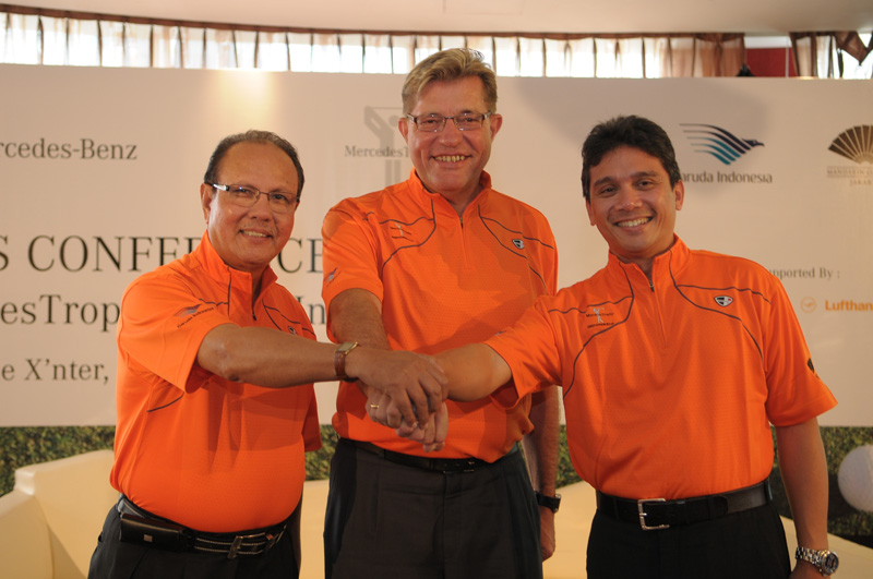 Presiden Direktur PT Mercedes-Benz Indonesia, Rudi Borgenheimer (tengah) usai jumpa pers MBtrophy Indonesian Final 2010