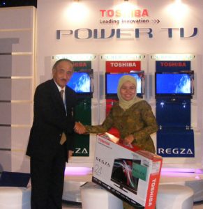 Presiden Direktur Toshiba, Hiaso Ishiyama secara simbolis menyerahkan sumbangan TV kepada Tri Mumpuni - Ketua Yayasan IBEKA