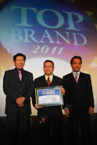 Hendry Yoga, Direktur Asuransi Astra Menerima TOP BRAND Award 2011 di Jakarta