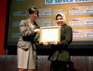 Auralusia Rimadiana, National Operations Div Head Adira Insurance (kanan) menerima Call Center Award 2011