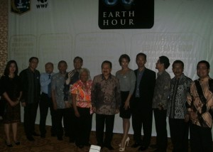 Fauzi Bowo Beserta Sejumlah Tokoh dan Wakil Korporasi Pendukung Earth Hour 2011