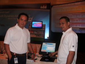 Eddy Soloan, Bisnis Lead – Microsoft Dynamics, PT Microsoft Indonesia (kiri) Saat Memperkenalkan Microsoft Dynamics AX di Jakarta