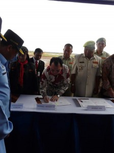 Chandra Lie, President Director Sriwijaya Air Menandatangani Perjanjian Kerjasama Dengan Basarnas, di Pantai Marina Ancol, Senin (28/2) lalu.