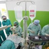 Tim medis sedang melaksanakan operasi katarak di RSUD Wakatobi, Sulawesi Tenggara, Kamis (16/2). Pada hari pertama bakti sosial yang terselenggara atas kerjasama Dompet Kemanusiaan Media Group, Rumah Sakit Mata Cicendo Bandung, PT Sido Muncul, Pemkab Wakatobi dan didukung PT. Garuda Indonesia dalam pengiriman alat-alat operasi, 28 pasien dengan total 29 mata berhasil dioperasi. MI/PANCA SYURKANI
