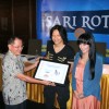 Yusuf Hady, Direktur Operasional Sari Roti (kiri) dan pasangan selebritis, Armand Maulana dan Dewi Gita