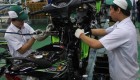 Karyawan PT Astra Honda Motor (AHM) sedang merakit sepeda motor Honda SupraX125. Tercatat selama Januari-Maret 2012 total penjualan Honda Supra Series mencapai 176.155 unit. (Dok. AHM)