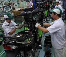 Karyawan PT Astra Honda Motor (AHM) sedang merakit sepeda motor Honda SupraX125. Tercatat selama Januari-Maret 2012 total penjualan Honda Supra Series mencapai 176.155 unit. (Dok. AHM)