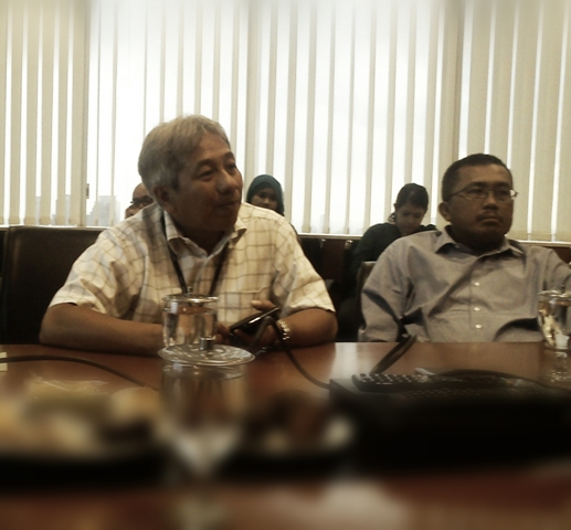 M Danny Buldansyah, President Director PT Indonesia Comnets Plus (kiri) dalam acara press briefing di Jakarta (13/11/2013)