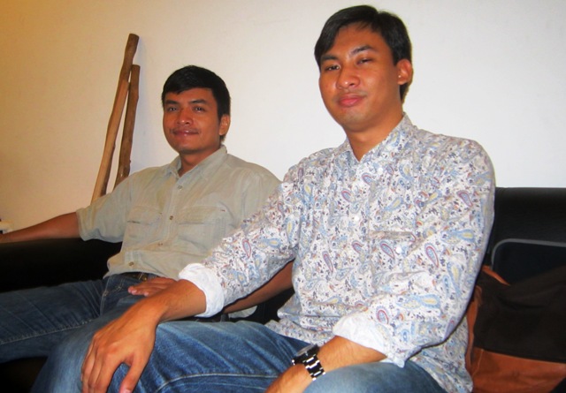 Editor-in-Chief Marketing.co.id - Andika Priyandana (kiri) dan pendiri Darahkubiru.com - DIrez Zender (kanan)