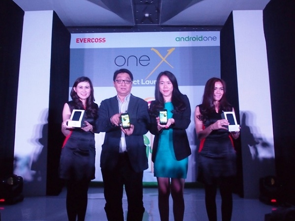 Janto Djojo, Chief Marketing Officer Evercoss (kedua dari kiri) saat peluncuran Evercoss Android One X di Hotel Le Meridian Jakarta (05/02/15)