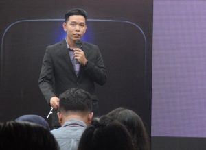 Eko Susanto, Country Marketing Manager Alcatel Indonesia sedang menjelaskan Flash Plus kepada awak media (19/5)