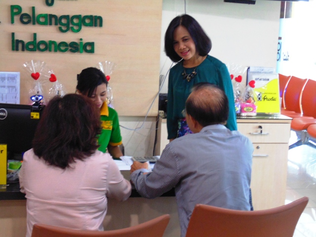 Dr. Dewi Muliaty, MSi, President Director Prodia Widyahusada  menyambut pelanggan pertama di Harpelnas 2015