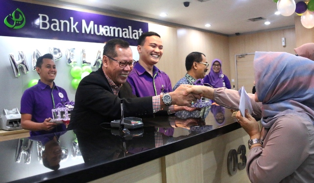 Endy Abdurrahman,  Presiden Direktur Bank Muamalat  memberikan bingkisan kepada nasabah di harpelnas 2015