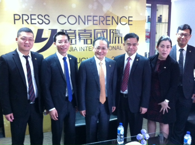 Datuk Sri Guo Bingting, Pendiri dan Komisaris Yi Jia (ketiga dari kiri) dan jajaran top manajemen Yi Jia berfoto bersama usai jumpa pers di Jakarta