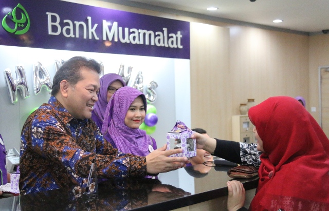 Indra Y. Sugiarto,  Direktur Korporasi Bank Muamalat memberikan bingkisan kepada pelanggan di hari pelanggan nasional