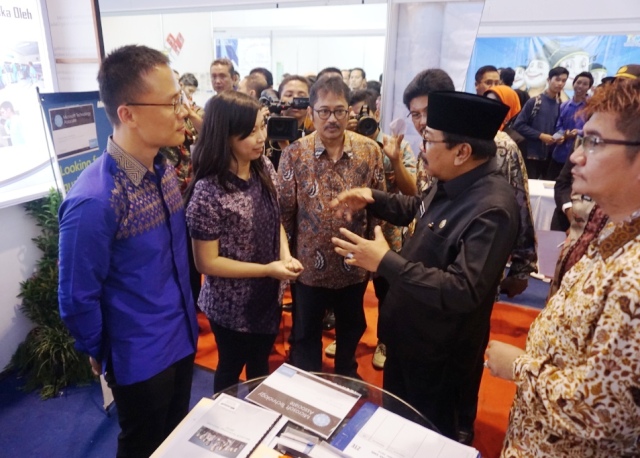 Soekarwo, Gubernur Jawa Timur, mengunjungi booth ZTE pada acara Jatim Expo