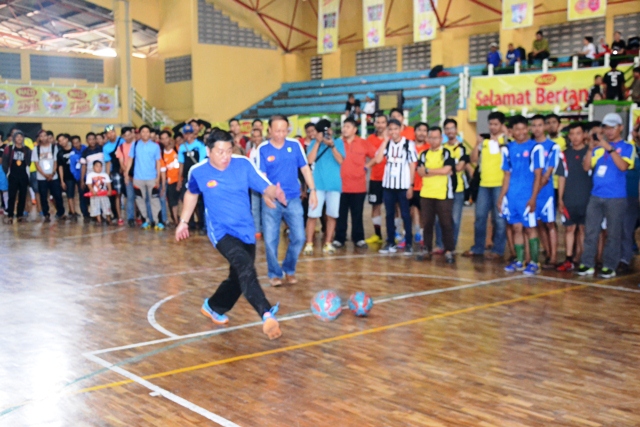 adhi lukman menendang bola tanda dimulainya INACO National Tournament  Futsal 2015