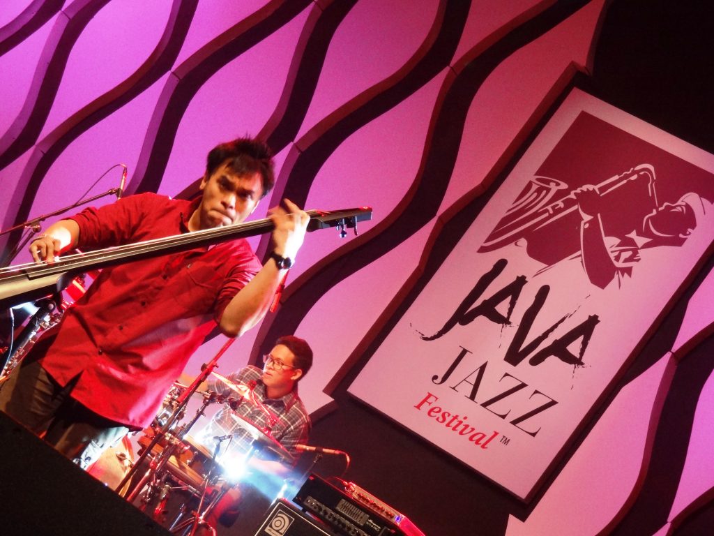 Salah satu aksi Barry Likumahuwa di Internasional Jakarta Jazz Festival 2015