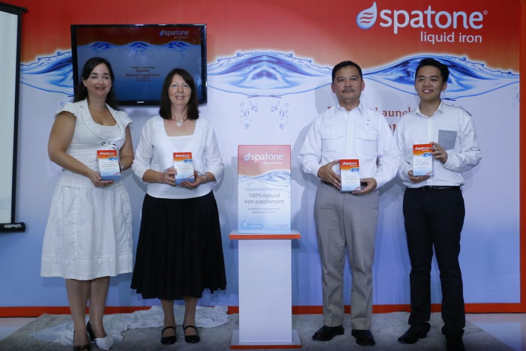 Maggie Evans, Educational Consultan Spatone UK mengatakan (kedua dari kiri) saat peluncuran Spatone di Jakarta (13/10)