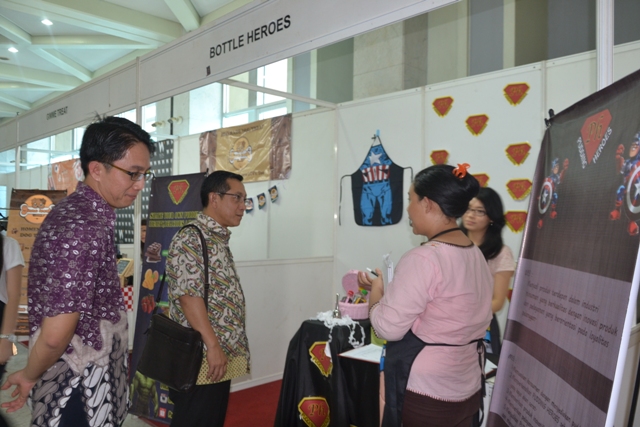 Suhartono Chandra - Pemimpin Umum PT Info Cahaya Hero (Majalah Marketing) didampingi Franky Slamet mengunjungi stand mahasiswa di area pameran Entrepreneur Week di Universitas Tarumanagara