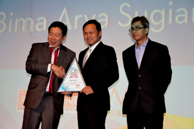 bima arya meraih penghargaan social media award 2015