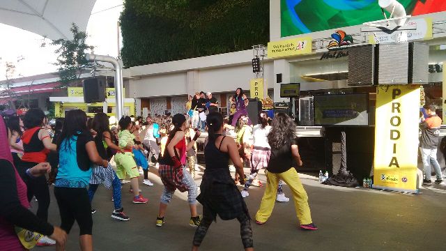 para peserta zumba community di acara brand activation prodia di summarecon mall bekasi