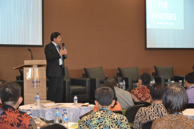 Prof. Roy Sembel sedang membuka kopdar Asosiasi Penulis dan Inspirator Indonesia di IPMI Business School, Jakarta (17/11)