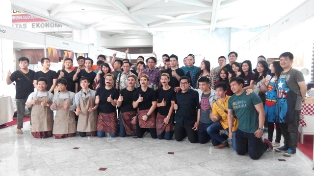 suhartono chandra berfoto bersama dengan para mahasiswa untar di entrepreneur week