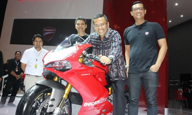 Menteri Perindustrian Saleh Husin mencoba sepeda motor berkapasitas mesin besar (motor gede/moge) Ducati saat mengunjungi Indonesia International Motor Show (IIMS) 2016 di Jakarta, Jumat (8/4)