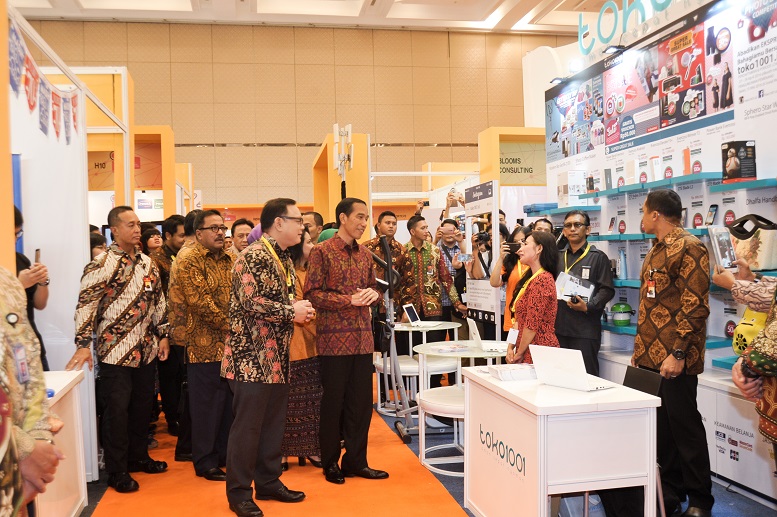 Presiden Republik Indonesia, Joko Widodo berkunjung ke booth salah satu peserta Indonesia E-Commerce Summit & Expo