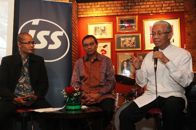 Elisa Lumbantoruan, Presiden Direktur dan CEO ISS Indonesia (tengah) dan Prof. DR. H. Arief Rachman, Mpd, Ketua Harian Komisi Nasional untuk UNESCO (kanan)