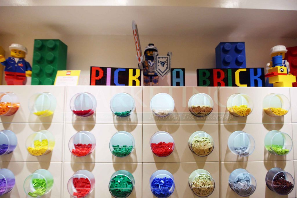 Sudut "Pick-a-Brick" di dalam Toko Lego, dimana fans Lego dapat memilih dan membeli individual Lego Bricks serta pembelian berdasarkan jumlah berat timbangan, bukan dalam harga satuan atau harga per paket