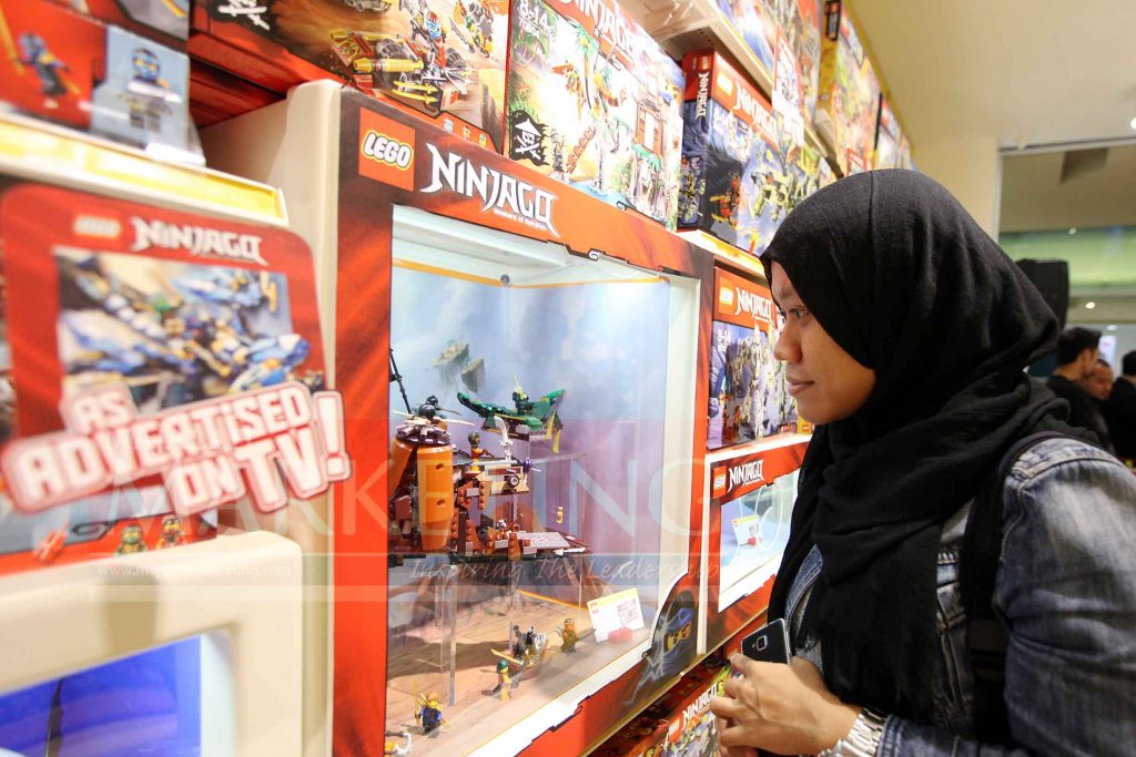 Seorang pengunjung, Dwi sedang memperhatikan LEGO serial Ninja Go yang ada di Toko LEGO Grand Indonesia, Jakarta, 15/06/16.