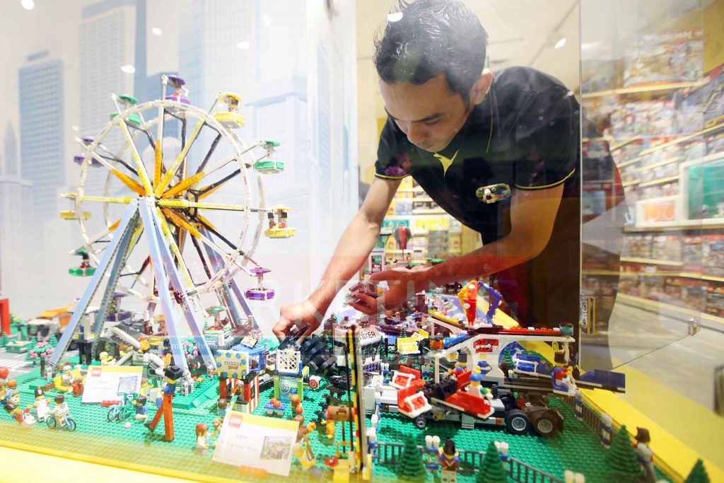 Karyawan toko LEGO sedang merapikan salah satu set modul "Ultimate Collector Series (UCS)" yang ada di salah satu sudut toko pada 15/06/16.