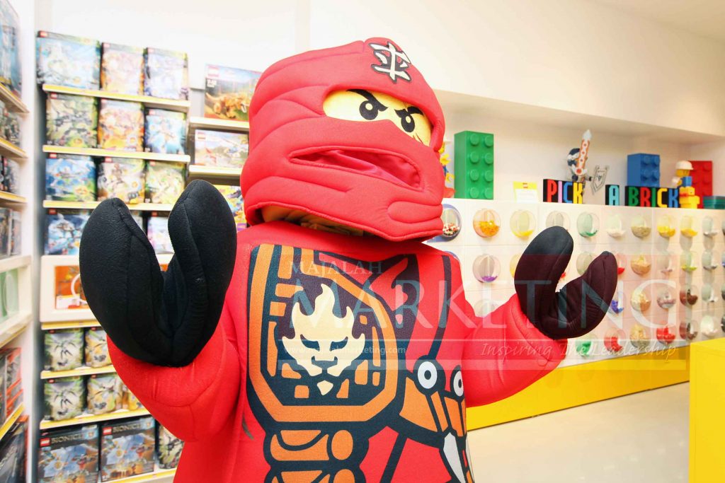 Salah satu karakter dari Ninja Go yang ikut berpartisipasi saat acara pembukaan toko LEGO Grand Indonesia di Jakarta, 15/06/16