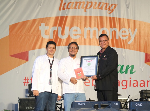 Ki-Ka, Edo Wirawan, Head of Marketing TrueMoney, Joedi Wisoeda (Country  Director TrueMoney Indonesia, dan Awan Rahargo, Perwakilan Museum Rekor  Indonesia 