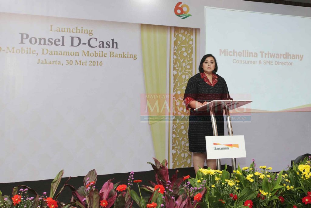 Michellina Triwardhany, Consumer & SME Director PT Bank Danamon Indonesia, Tbk memberikan penjelasan tentang ponsel D-Cash di Jakarta, 31/05/16. Majalah MARKETING/Lia Liliyanti