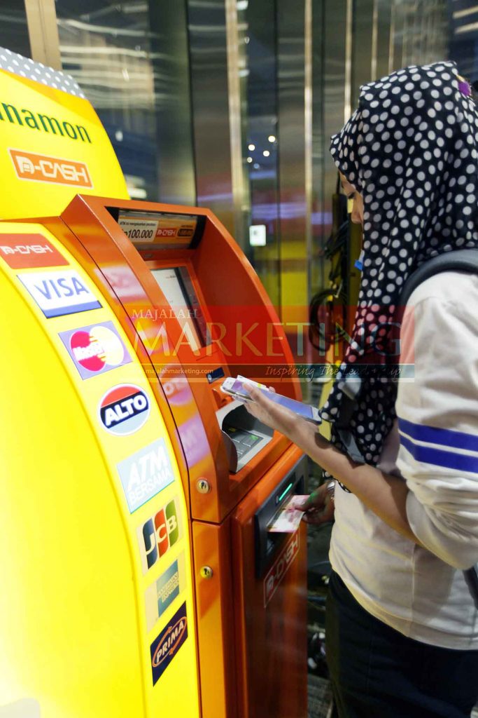 Seorang nasabah sedang mencoba fasilitas ponsel D-cash di salah satu ATM bank danamon di Jakarta, 31/05/16. Aplikasi ini memungkinkan penerima uang tidak harus mempunyai rekening dari bank Danamon. Majalah MARKETING/Lia Liliyanti
