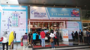 Pengunjung sedang antri masuk ke dalam area pameran IFRA 2016. Dengan harga tiket yang cukup terjangkau yaitu Rp 15.000, pengunjung juga mendapatkan nomor undian yang akan diundi pada hari terakhir pameran di Jakarta, 03 Juni 2016.