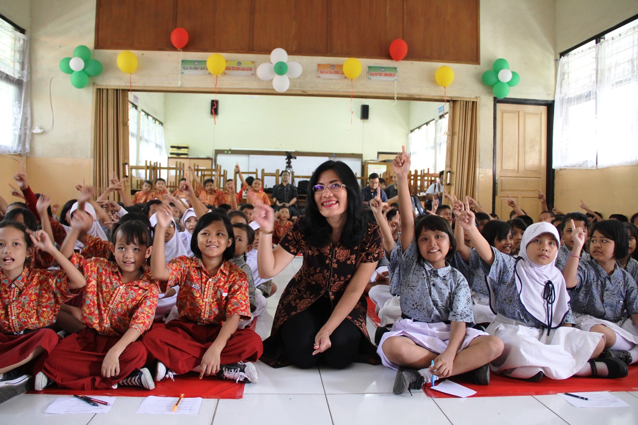General Manager, Head of Marketing & Strategic Office Sinarmas MSIG Life, Ruth Nainggolan (tengah), berfoto bersama siswa-siswi SDN Karet 04, SDN Karet 05, dan SDN Karet 06 saat kegiatan edukasi keuangan inspiratif bertema “Yuk, Mengenal Asuransi” di Jakarta (21/7). 