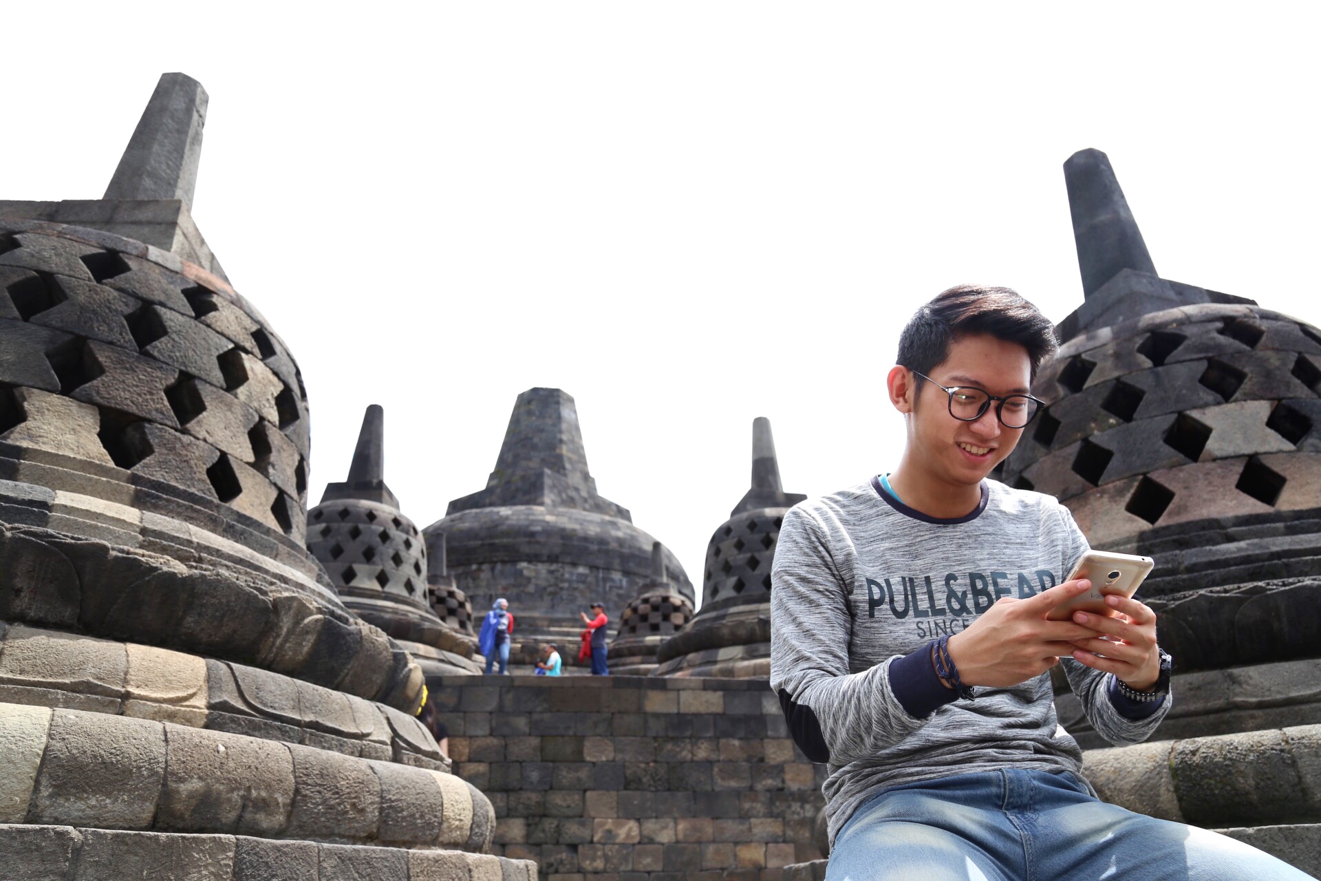 Seorang pengunjung sedang menggunakan layanan data Telkomsel saat berwisata di Candi Borobudur, Jawa Tengah. Telkomsel melakukan peningkatan kualitas jaringan di 12 destinasi wisata utama di tanah air untuk mengantisipasi tingginya kebutuhan wisatawan yang aktif menggunakan layanan komunikasi selama berada di lokasi wisata
