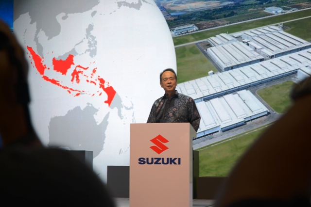 Shuji Oishi President Director PT Suzuki Indomobil Motor & PT Suzuki Indomobil Sales sedang menjelaskan produk baru di giias 2016