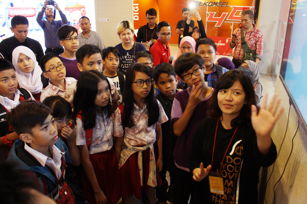 Antusiasme para peserta Indonesia Cyberkids Camp (ICC) 2016 saat memperhatikan pemaparan pemanfaatan internet secara bertanggungjawab, aman, inspiratif, dan kreatif (BAIK) di GraPARI DigiLife Bandung (28/7). Bersamaan dengan ajang ICC 2016 yang diselenggarakan Institut Teknologi Bandung (ITB) pada 28-31 Juli 2016 di Bandung.