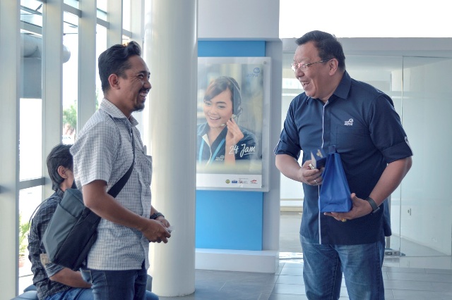 CMO Retail Business Asuransi Astra Gunawan Salim memberikan layanan langsung kepada pelanggan di kantor cabang TB Simatupang, Jakarta.