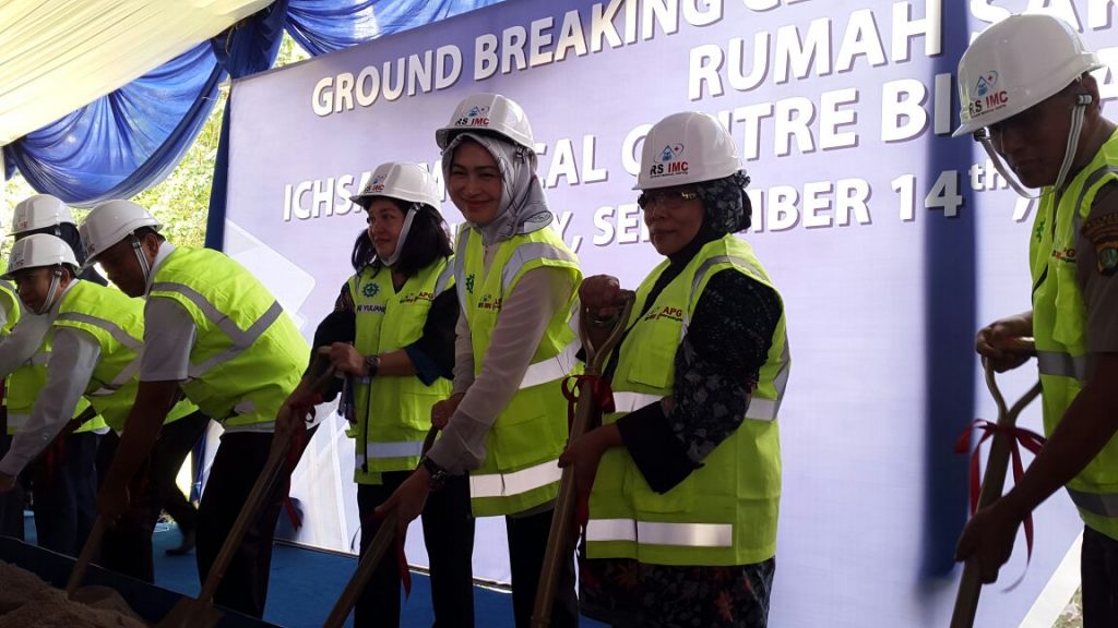 Walikota Tanggerang Selatan, Airin bersama Ani Yuliani, Direktur RS IMC Bintaro saat groundbreaking