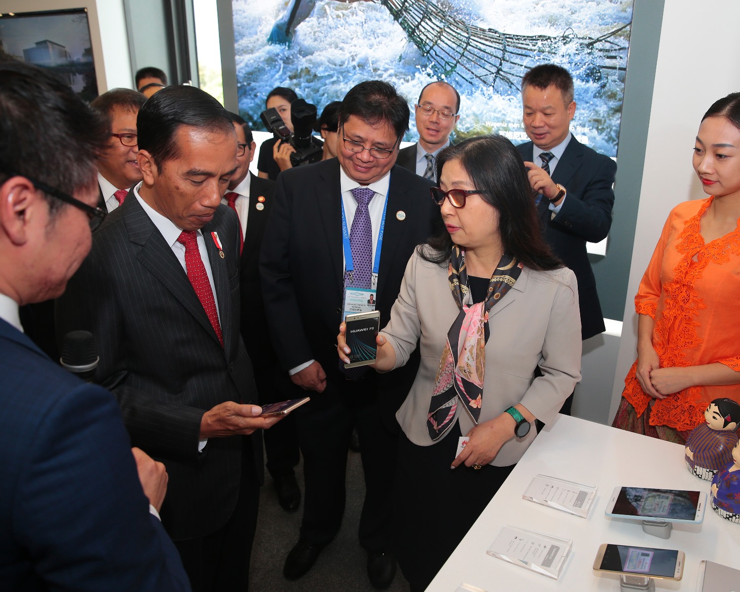 Chairwoman Huawei, Sun Yafang, menjelaskan teknologi dan fitur-fitur terbaru Huawei P9 kepada Presiden Republik Indonesia, Joko Widodo, yang sedang berkunjung ke Hangzhou, Tiongkok dalam rangka G20 Summit