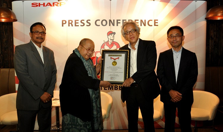 Jaya Suprana menyerahkan peghargaan  Rekor MURI kepada Fumihiro Irie Presiden Direktur PT SEID