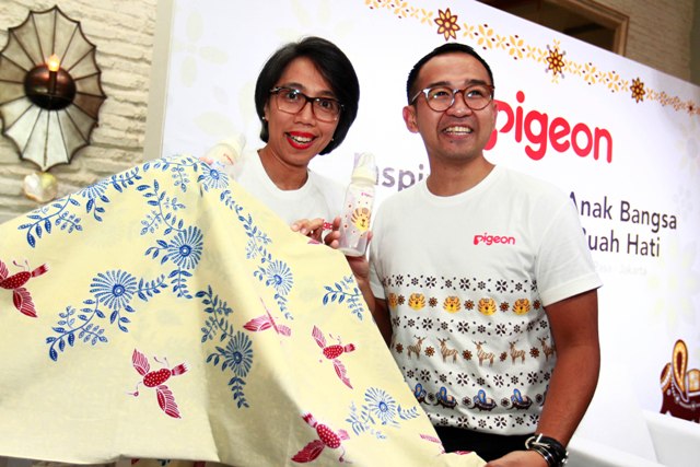 anis-dwinastiti-general-manager-marketing-division-dan-desainer-iwet-ramadhan-saat-mengenalkan-koleksi-botol-susu-batik-dan-batik-motif-tematik-pigeon