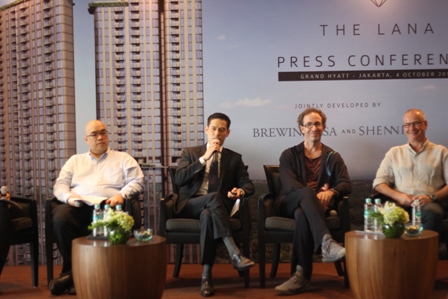 Bill Cheng, Presiden Direktur Brewin Mesa (kedua dari kiri) sedang memberi keterangan kepada para wartawan