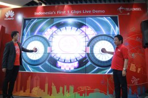  Direktur Network Telkomsel Sukardi Silalahi (kanan) dan Deputy CEO Huawei Indonesia Sun Xi Wei (kiri) saat uji coba teknologi seluler pertama di Indonesia yang dapat menembus kecepatan akses data lebih dari 1 Gbps, di Jakarta (21/10).  